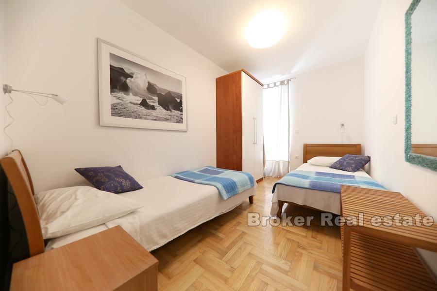 Renoviran dvosoban apartman u blizini mora