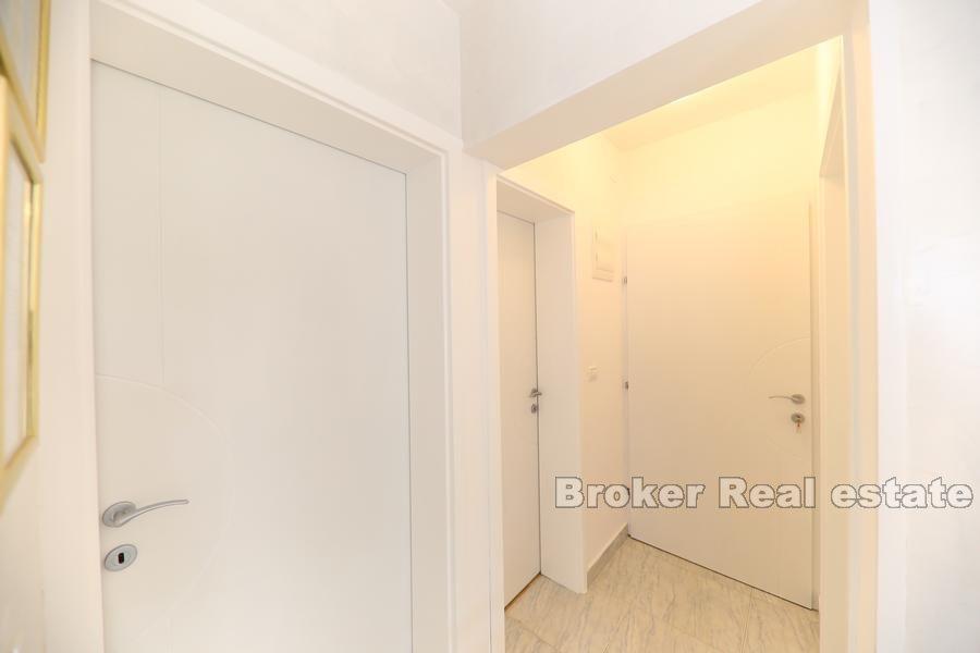 Двухкомнатная квартира с ремонтом недалеко от моря