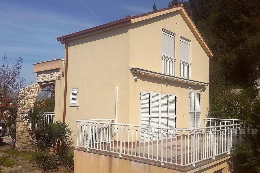 Detached house on two floors, for sale