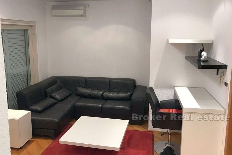 Detached house on two floors, for sale