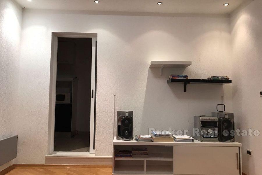 Detached house on two floors, for sale