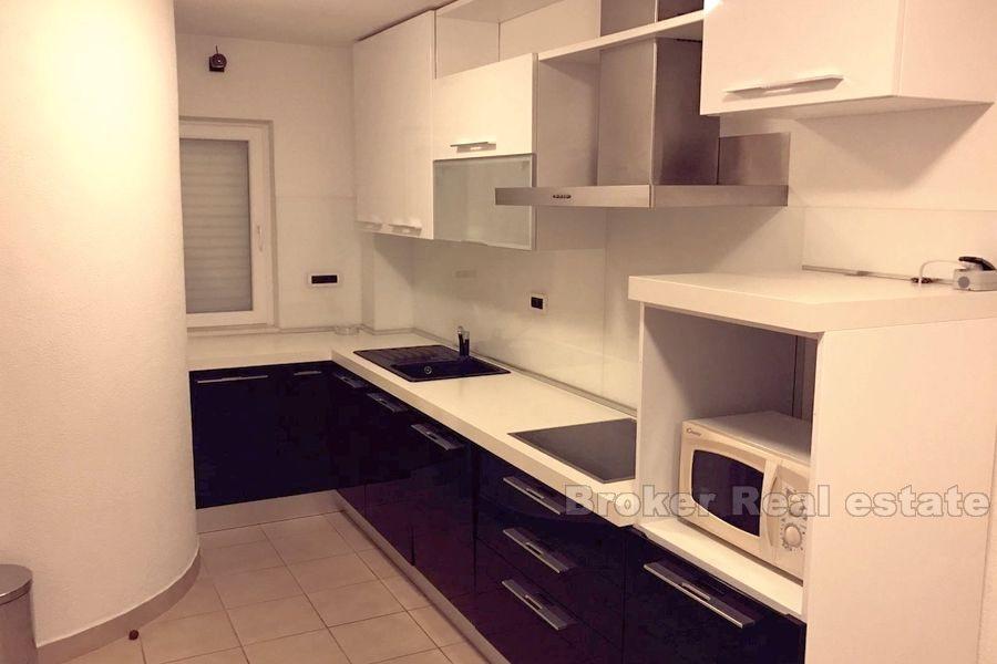 Detached house on two floors, for sale