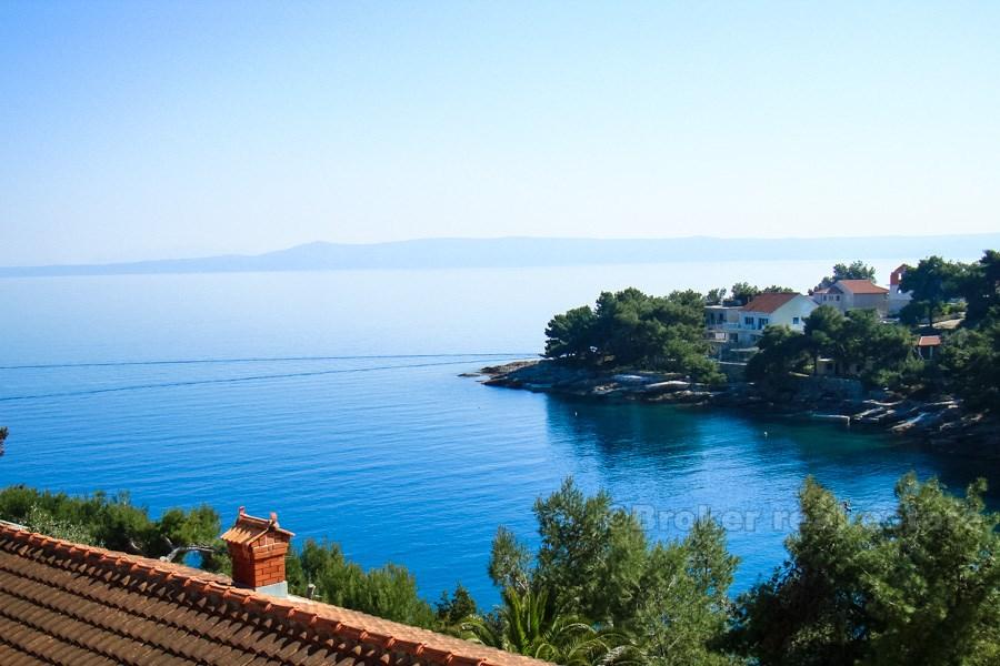 La casa è situata sulla seconda fila dal mare, con una bella vista panoramica sul mare.