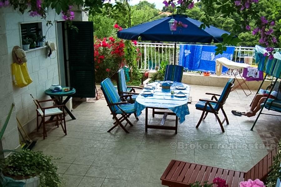 La maison est située sur la 2ème rangée de la mer, avec une très belle vue panoramique sur la mer.