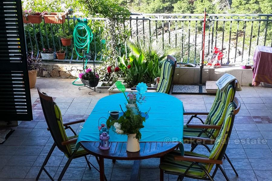 La maison est située sur la 2ème rangée de la mer, avec une très belle vue panoramique sur la mer.