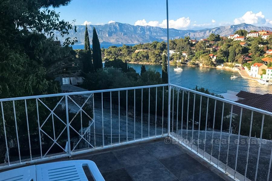 Tvåvåningshus med havsutsikt.