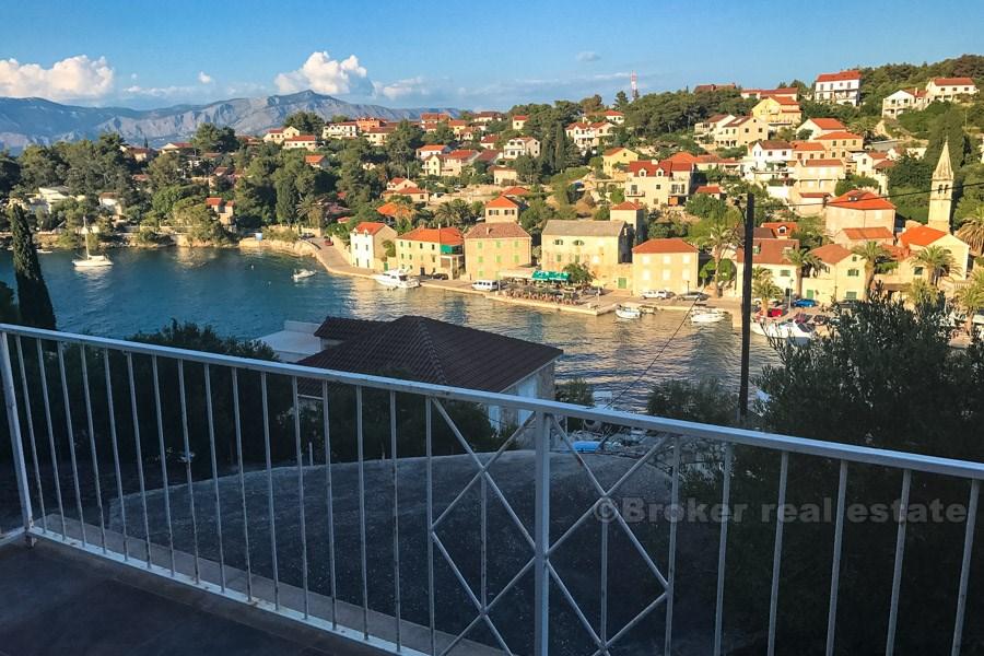 Tvåvåningshus med havsutsikt.