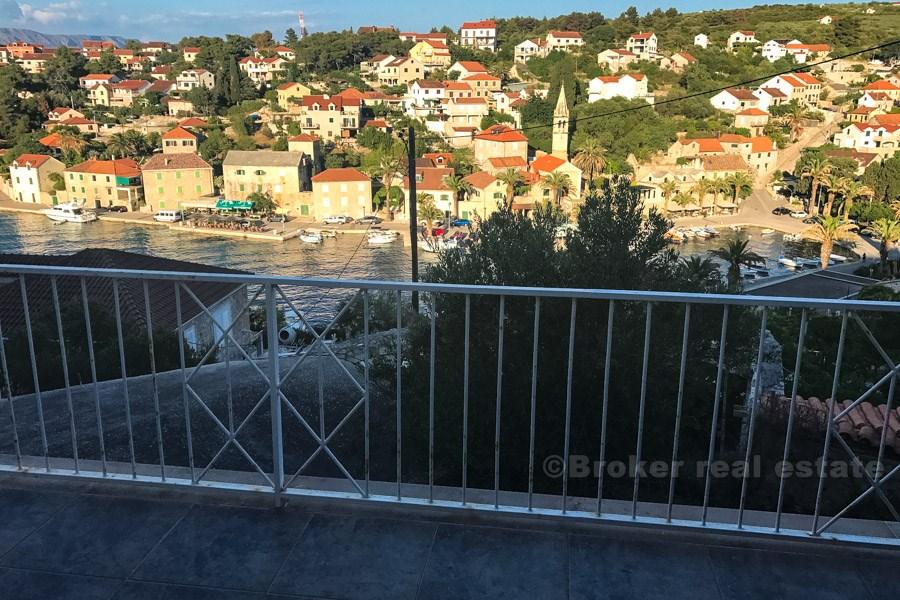 Tvåvåningshus med havsutsikt.