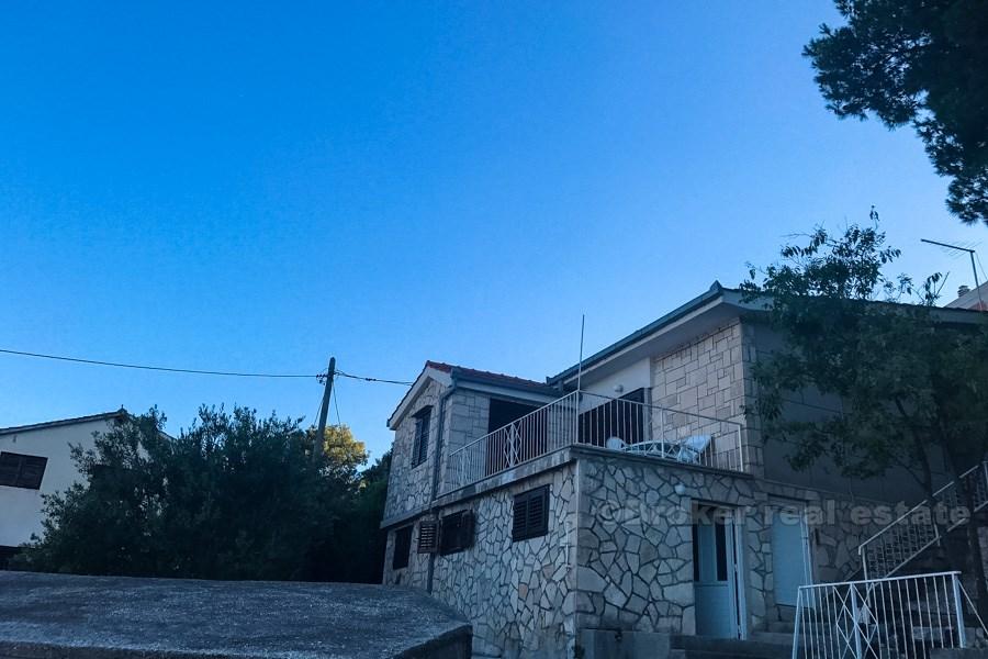 Tvåvåningshus med havsutsikt.