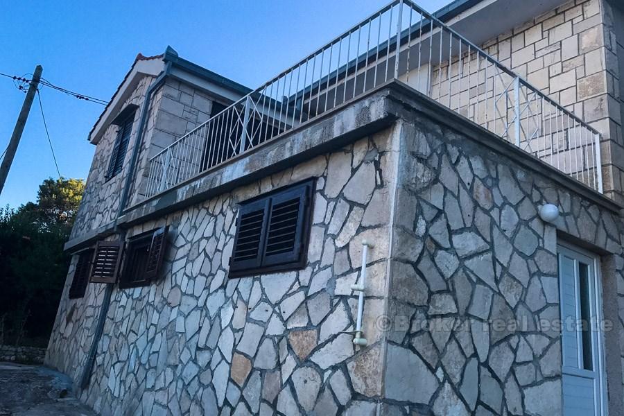 Tvåvåningshus med havsutsikt.