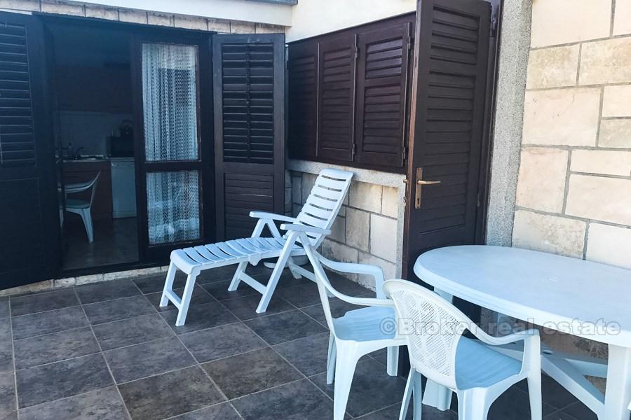 Tvåvåningshus med havsutsikt.