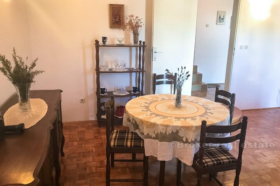 Tvåvåningshus med havsutsikt.