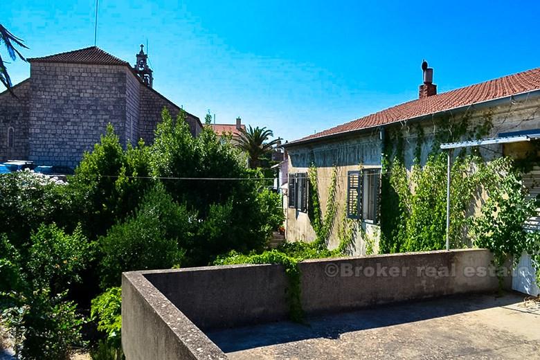 Romantic Dalmatian house for renovation