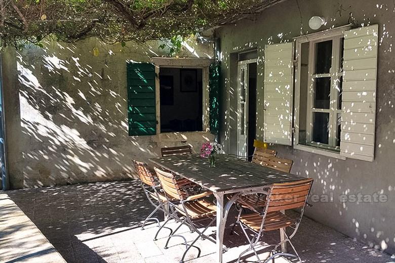 Romantiskt dalmatiskt hus för renovering