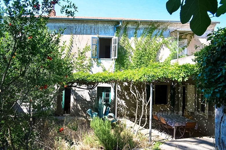 Romantiskt dalmatiskt hus för renovering