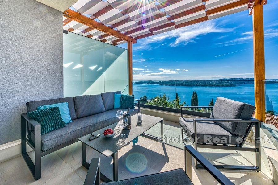 Villa med basseng og havutsikt