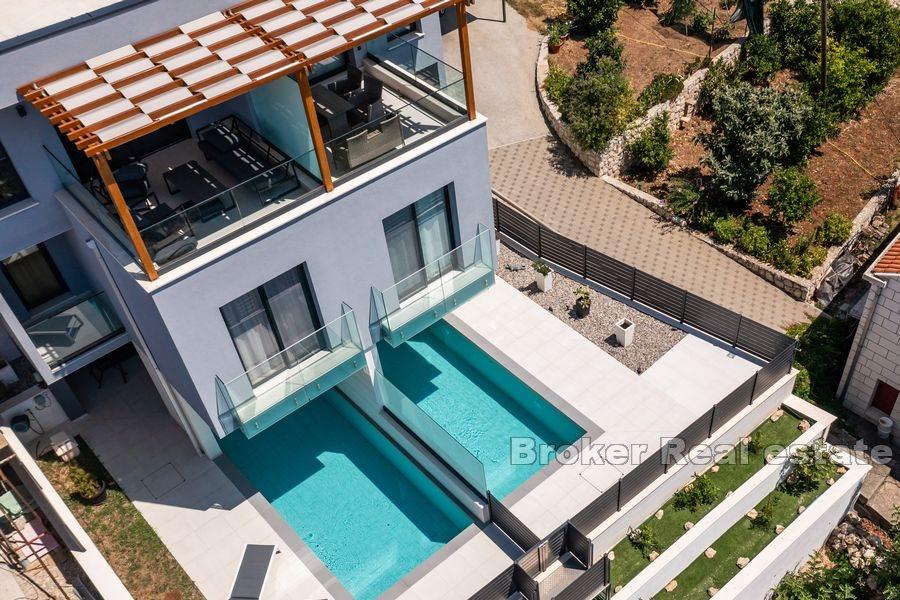 Villa med basseng og havutsikt