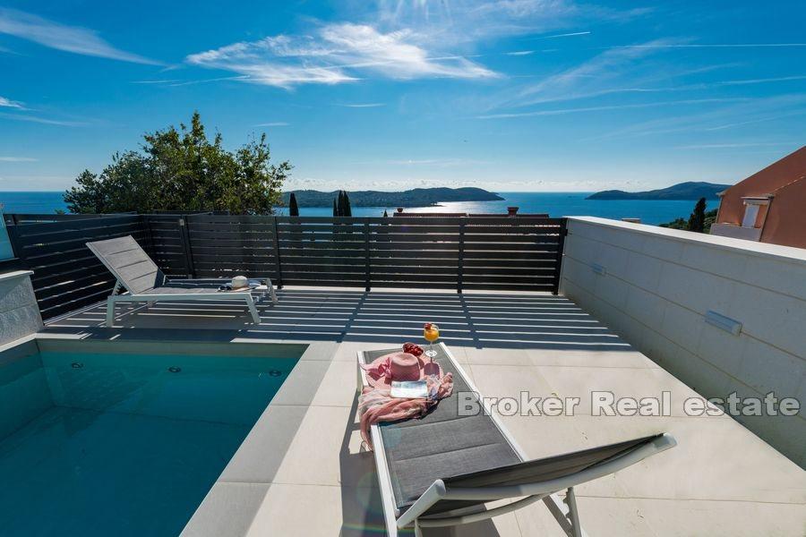 Villa med basseng og havutsikt