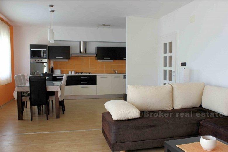 Modern möblierte Wohnung mit drei Schlafzimmern, zu vermieten
