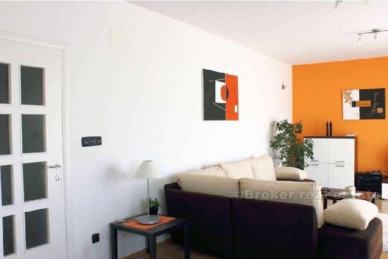 Modern möblierte Wohnung mit drei Schlafzimmern, zu vermieten