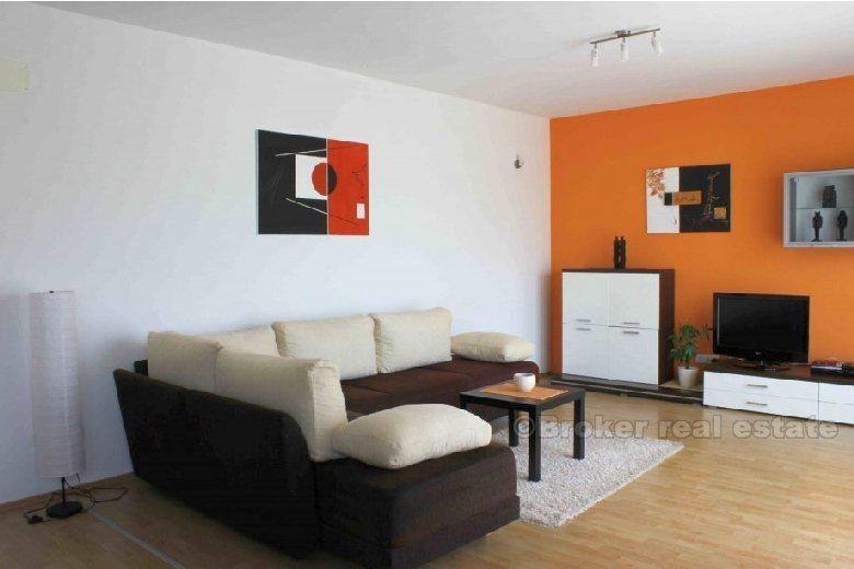 Modern möblierte Wohnung mit drei Schlafzimmern, zu vermieten