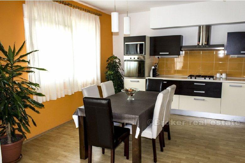 Modern möblierte Wohnung mit drei Schlafzimmern, zu vermieten
