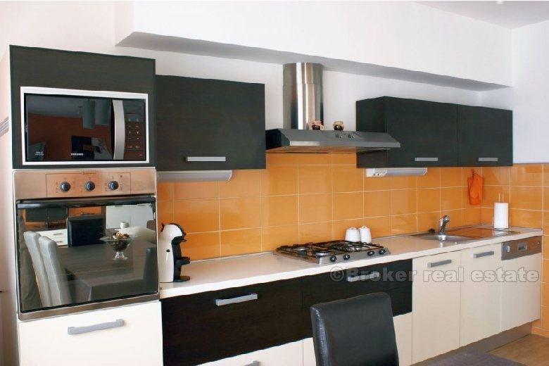 Modern möblierte Wohnung mit drei Schlafzimmern, zu vermieten