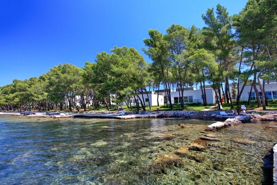 Современная вилла, в первом ряду от моря