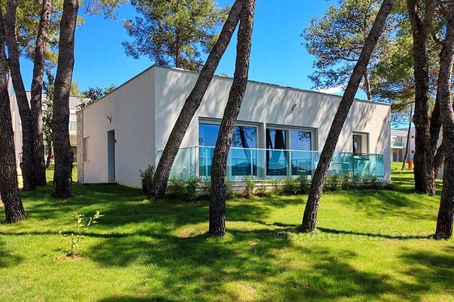Moderne villa, i første rad til sjøen