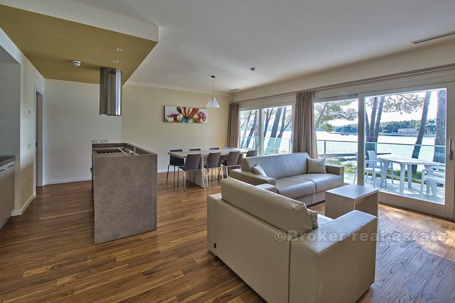 Moderne villa, i første rad til sjøen