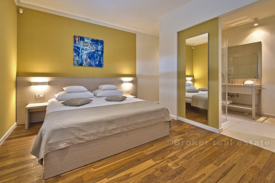 Moderne villa, i første rad til sjøen