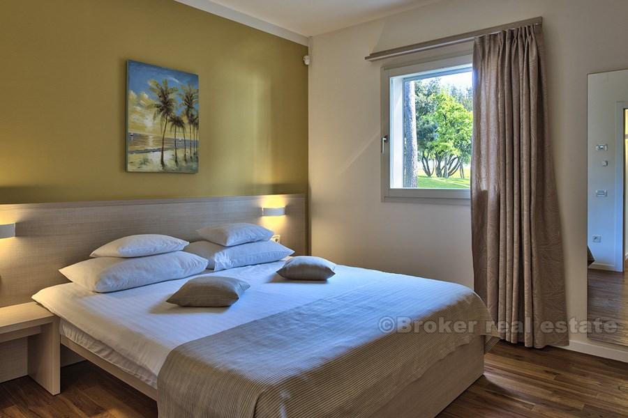 Moderne villa, i første rad til sjøen