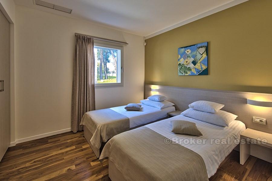 Moderne villa, i første rad til sjøen