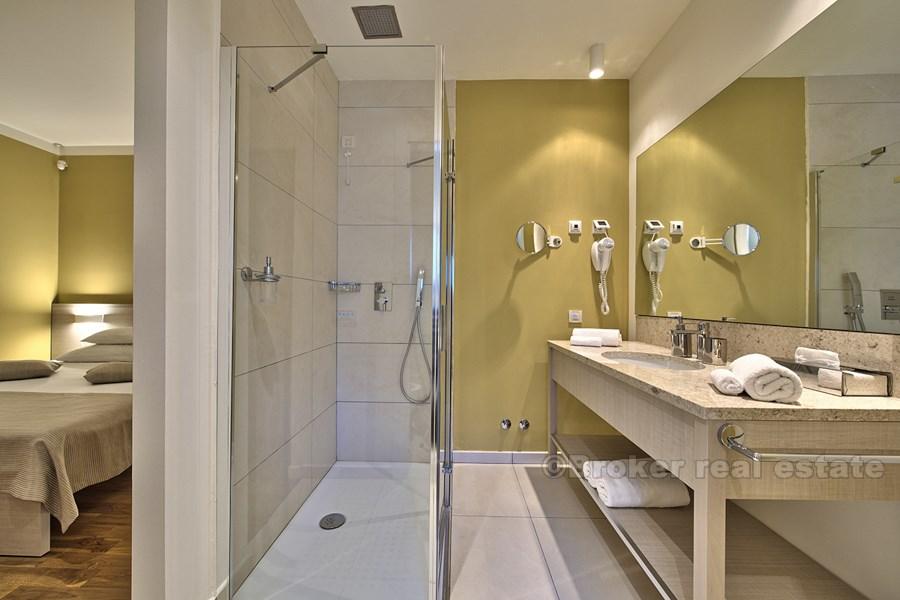 Moderne villa, i første rad til sjøen