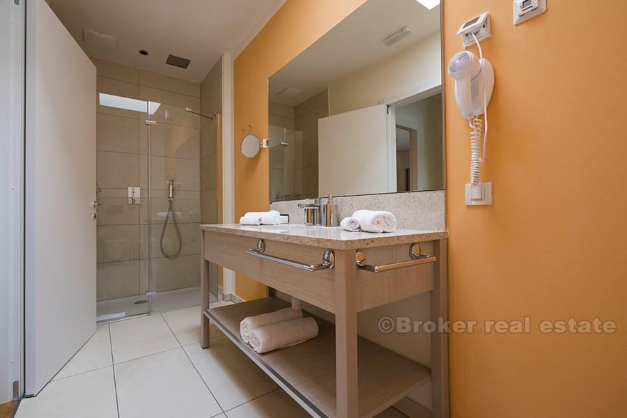 Moderne villa, ved sjøen