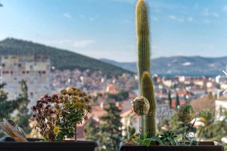 Современно меблированная двухкомнатная квартира, в аренду