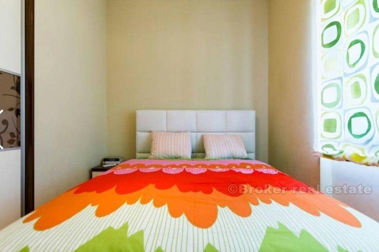 Appartamento bilocale arredato in stile moderno, in affitto