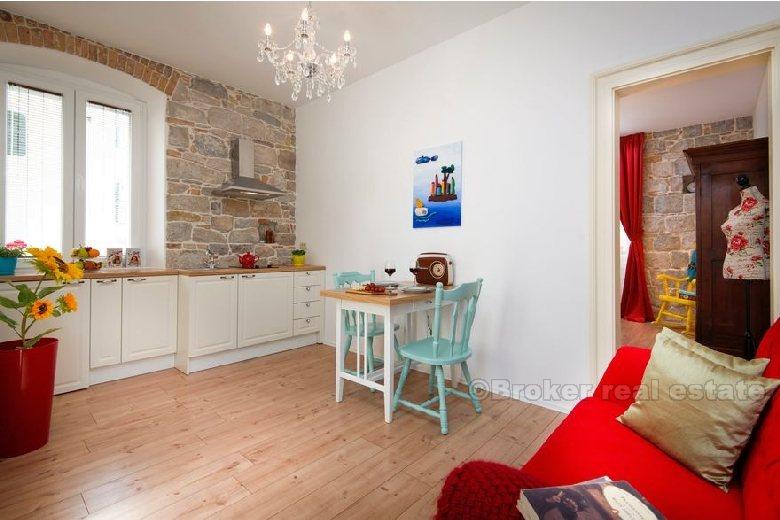 Appartement au centre, situé dans une belle maison en pierre, à vendre