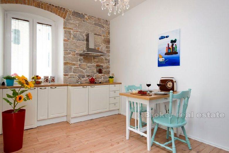 Appartement au centre, situé dans une belle maison en pierre, à vendre