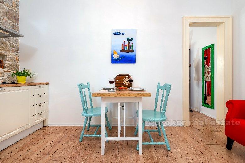 Appartement au centre, situé dans une belle maison en pierre, à vendre