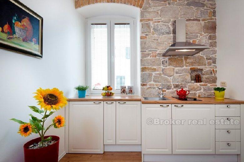 Appartamento nel centro, situato in una bella casa in pietra, in vendita