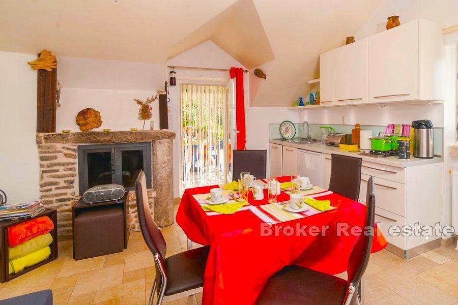 Steinhus med olivenlund og havutsikt