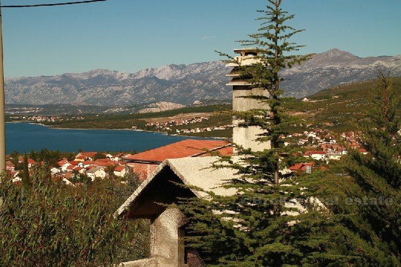 Casa con vista sul mare, circondata da un giardino mediterraneo, in vendita