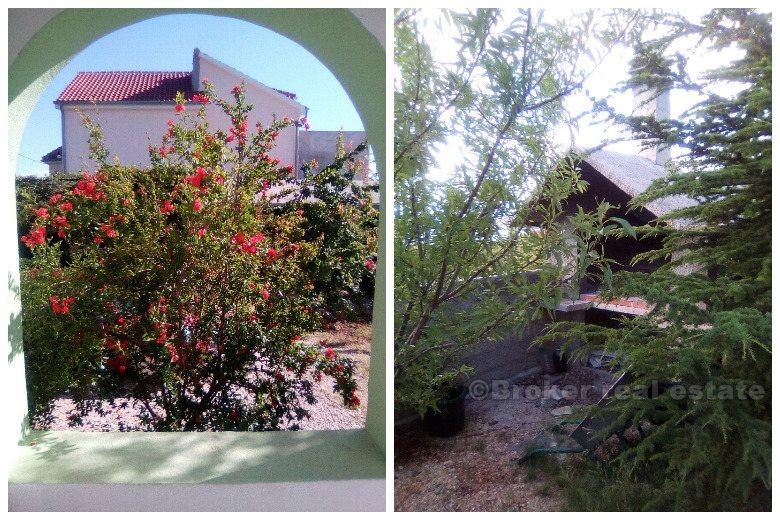 Casa con vista sul mare, circondata da un giardino mediterraneo, in vendita