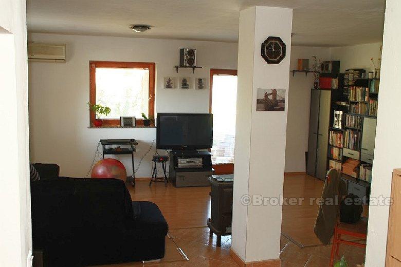 Casa con vista sul mare, circondata da un giardino mediterraneo, in vendita