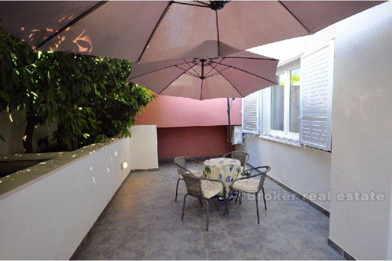 Двухкомнатная квартира на первом этаже жилого дома(Firule), в аренду