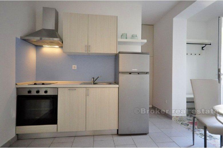 Двухкомнатная квартира на первом этаже жилого дома(Firule), в аренду