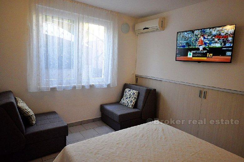 Ein-Zimmer-Wohnung im Erdgeschoss eines Wohnhauses (Firule), zu vermieten