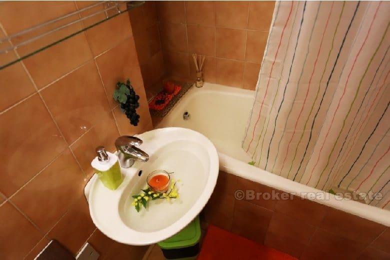 Appartement moderne à deux chambres, Firule, location à court terme