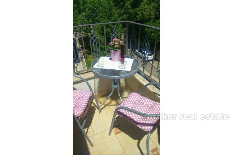 Moderno bilocale, quartiere Lucac, in affitto